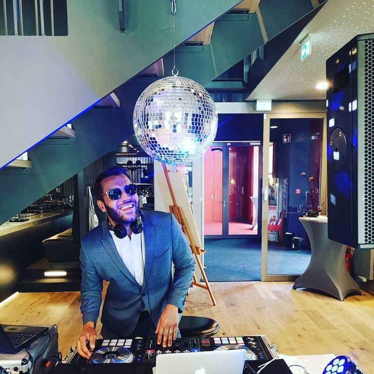 DJ unter Treppe mit Discokugel Firmenfeier Bremen